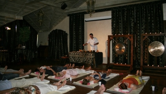 Terapie energetyczne w Manor House SPA ? w Nowy Rok z nową energią Styl życia, LIFESTYLE - Zbliża się kolejny Nowy Rok. Aby przywitać go w pełni szczęśliwym, dobrze byłoby odstresować się, wyciszyć i nabrać nowej pozytywnej energii. Zabiegi i terapie energetyczne, takie jak masaże, medytacje, a także nastrojowe koncerty na Gongi Tybetańskie czekają w Manor House SPA