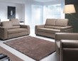 Minimalistyczny salon pełen światła
