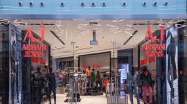 Pierwszy samodzielny butik marki Armani Jeans w Warszawie Styl życia, LIFESTYLE - Wnętrza sklepów Armani na całym świecie są dopracowywane w najdrobniejszych szczegółach i realizowane przez najlepszych specjalistów z branży retail. Za adaptację włoskiego projektu w Polsce odpowiada Forbis Group.