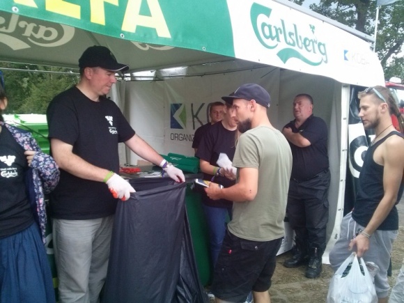Letnie EKO akcje Carlsberg Polska - 4 tony zebranych opakowań Styl życia, LIFESTYLE - Firma Carlsberg Polska zorganizowała tego lata już po raz piąty EKO akcję pod hasłem ?Daj śmieciom kosza?, podczas której promowała ekologiczną postawę wobec środowiska.