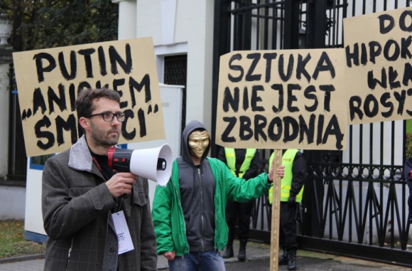 Polski artysta w obronie rosyjskiej sztuki i wolności słowa! Styl życia, LIFESTYLE - W proteście przeciwko hipokryzji władz Rosji oraz braku swobody wypowiedzi rosyjskiego środowiska kultury i sztuki, polski artysta Artur Kaliński namalował obraz ?Anioł Śmierci? i przekazał go osobiście przedstawicielowi ambasady rosyjskiej w Polsce.
