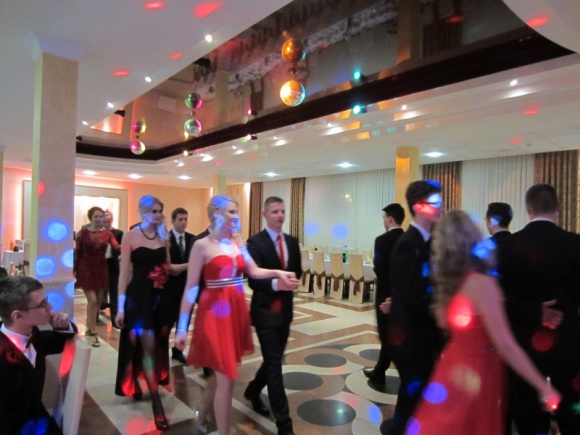 Niecodzienny bal SLO STO - studniówka i połowinki Styl życia, LIFESTYLE - Sezon studniówkowy w pełni. W czwartek uczniowie Społecznego LO STO przy Fabrycznej wielkim balem rozpoczęli odliczanie do egzaminu dojrzałości.