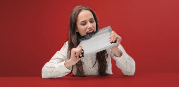 Internet na talerzu, talerz w internecie Styl życia, LIFESTYLE - Internet dla wielu jest nieodłącznym elementem życia, jak sen czy jedzenie, na które, również ma wpływ. Zdaniem ekspertów kontakt z jasnym ekranem przed snem może utrudnić zaśnięcie. A jak internet zmienił to, co mamy na talerzu?