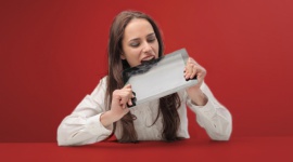 Internet na talerzu, talerz w internecie Styl życia, LIFESTYLE - Internet dla wielu jest nieodłącznym elementem życia, jak sen czy jedzenie, na które, również ma wpływ. Zdaniem ekspertów kontakt z jasnym ekranem przed snem może utrudnić zaśnięcie. A jak internet zmienił to, co mamy na talerzu?