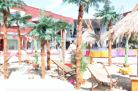 Plażowanie w Porcie Łódź Styl życia, LIFESTYLE - Dziś rusza Wakacyjna Plaża w Centrum Handlowym Port Łódź. Strefa relaksu, zabawy i animacje dla dzieci oraz turnieje sportowe ? to atrakcje przygotowane dla Klientów Centrum na pierwsze dwa tygodnie lipca.