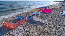 Leżing, plażing, smażing i? parawaning Styl życia, LIFESTYLE - Gorące temperatury sprzyjają wylegiwaniu się na plaży. Jednak polskie morze i wybrzeże zalewa nowy zwyczaj - parawaning. ?PRESS-SERVICE Monitoring Mediów? sprawdził, co oznacza ten termin i jak bardzo jest popularny w social media.