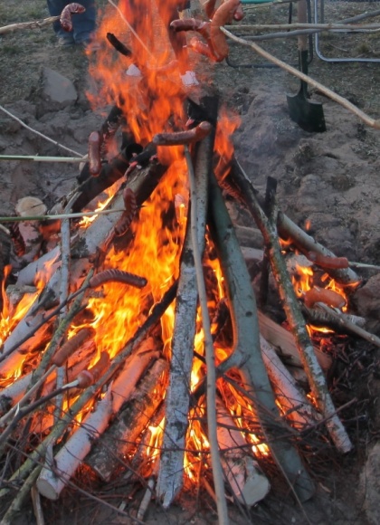 Kiełbasa z ogniska Styl życia, LIFESTYLE - Jesienne ogniska cieszą się jeszcze większym powodzeniem niż te, rozpalane latem. Szybciej się ściemnia, szybciej robi się chłodniej, więc trzeba się czymś ogrzać. A do tego, na rozgrzewkę upiec klasyczną kiełbasę Madej Wróbel na patyku i zjeść ją z chrupiącym polskim chlebem.