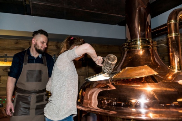 Live brewing w Polsce. Nowy trend? Styl życia, LIFESTYLE - Przychodzisz do browaru, sam dorzucasz słody i chmiele, filtrujesz brzeczkę, sprawdzasz poziom zawartości cukru. Live brewing polega na tym, że nie tylko patrzysz, jak powstaje piwo, lecz bierzesz w tym udział. Czy to kolejny etap polskiej rewolucji piwnej?