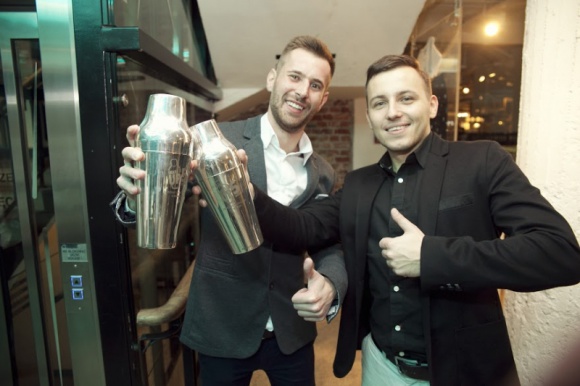 Znamy już zwycięzców ABSOLUT Shake It Up 5! Styl życia, LIFESTYLE - Piąta edycja ABSOLUT Shake It Up dobiegła końca! 25 najlepszych w Polsce zespołów barmańskich przez dwa dni walczyło o możliwość wyjazdu do Szwecji na globalny konkurs ABSOLUT Invite. Najlepszy okazał się duet z Warszawy