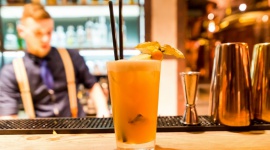 Jak smakuje karnawał na świecie Styl życia, LIFESTYLE - Dlaczego Cachaça to w Brazylii sprawa narodowa, co pije się w czasie karnawału w Nowym Orleanie, a jak świętują mieszkańcy Nadrenii? Karnawał to barwne pochody i parady, przebierańcy, tańce i huczna zabawa, ale do tradycji należą też lokalne specjalności ? drinki, piwo czy wino.