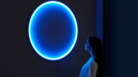 LUZ ? jedno z najbardziej relaksujących źródeł światła Styl życia, LIFESTYLE - LUZ to projekt oświetleniowy. Koncept, który ma pomagać ludziom mieszkającym w regionach polarnych, cierpiących z powodu niedostatku światła słonecznego. Jednak nie jest to zwykła lampa.