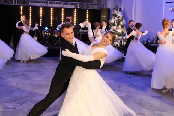 Debiutantki zatańczą charytatywnie Styl życia, LIFESTYLE - Trwają przygotowania do III Charytatywnego Balu Debiutantek. Młode uczestniczki już wkrótce wezmą udział w balu wieńczącym ich udział w programie Debiutantki.