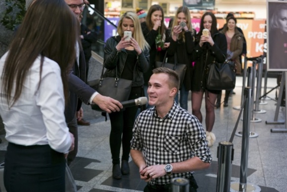 Powiedziały ?TAK?! Niezapomniane zaręczyny w Galerii Krakowskiej Styl życia, LIFESTYLE - Agnieszka i Dariusz, Magdalena i Vitali, Agnieszka i Artur ? co łączy te 3 pary? Oprócz wielkiej miłości, niezwykłe zaręczyny, które odbyły się w Walentynki w Galerii Krakowskiej. Oryginalne pomysły na oświadczyny trafiły w gusta wybranek, bo każda z nich powiedziała "tak".