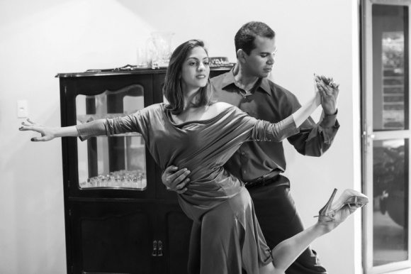 Jak rozpocząć przygodę z tańcem? Styl życia, LIFESTYLE - Wszystko zaczęło się od programów telewizyjnych w stylu ?You Can Dance? i ?Taniec z gwiazdami?, dzięki którym mnóstwo osób odkryło w sobie poczucie rytmu i potrzebę ruchu. Potem dołączyła do tego moda na zumbę oraz inne odmiany łączące taniec i fitness.