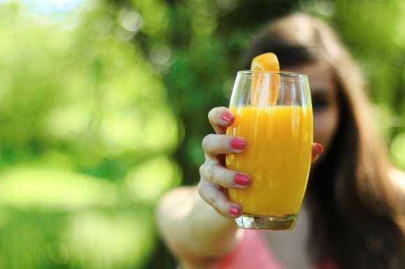 Dieta nastolatków. Co warto o niej wiedzieć? Styl życia, LIFESTYLE - Liczba nastolatków zmagających się z nadwagą lub otyłością zmniejsza się wraz z wiekiem?im są starsi, tym rzadziej dotyka ich ten problem. Jest wiele aspektów sposobu żywienia młodzieży, które trzeba dopracować. Czego brakuje w ich diecie i gdzie można znaleźć te składniki?
