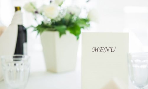 Weselne menu – jak uraczyć gości i uniknąć błędów?