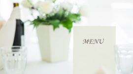 Weselne menu - jak uraczyć gości i uniknąć błędów? Styl życia, LIFESTYLE - Bez względu na to, czy obiekt, w którym organizujemy wesele, zapewnia catering, czy też musimy wynająć w tym celu osobną firmę, warto przestrzegać kilku wskazówek, by goście, którzy będą bawić się na naszym przyjęciu czuli się dopieszczeni pod względem kulinarnym.