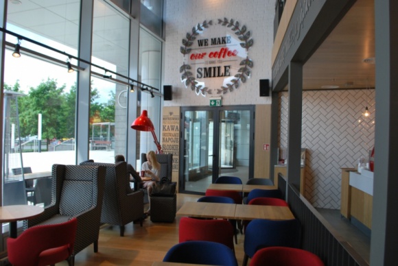COSTA COFFEE z trzema nowymi kawiarniami Styl życia, LIFESTYLE - COSTA COFFEE ? legendarna kawiarnia z serca Londynu ? nie zwalnia tempa rozwoju. Największa sieć kawiarni w Polsce i w Europie właśnie powiększyła się o trzy nowe lokalizacje.