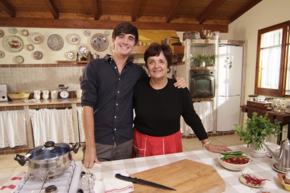 NAJLEPSZE PRZEPISY, CZYLI ?WŁOSKA KUCHNIA JAK U BABCI? NA KANALE NAT GEO PEOPLE Styl życia, LIFESTYLE - Donal Skehan wyrusza w kulinarną podróż po Italii w poszukiwaniu wybornych smaków i prostych składników, odwiedzając niekwestionowane królowe gotowania, czyli babcie.