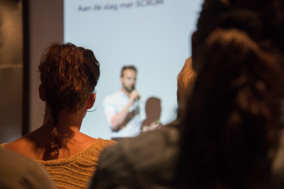 Jak pokonać tremę podczas wystąpienia? Psychologia, LIFESTYLE - Bez względu na to czy prowadzisz prezentacje dla partnerów biznesowych, szkolisz pracowników, czy też wygłaszasz prelekcje podczas branżowych konferencji, prawdopodobnie obawiasz się reakcji publiczności. Stresu nie da się uniknąć całkowicie ? można go jednak zminimalizować.