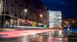 KRÓLEWSKIE NIEFILTROWANE INSPIRUJE POWSTANIE MURALU NA BRACKIEJ Styl życia, LIFESTYLE - Dzięki marce Królewskie Niefiltrowane pojawił się w Warszawie wyjątkowy mural. Na ścianie Domu Braci Jabłkowskich od strony ulicy Kruczej powstał ogromnych rozmiarów obraz, znany ze starych zdjęć ? Trasę WZ widzianą z Placu Zamkowego.