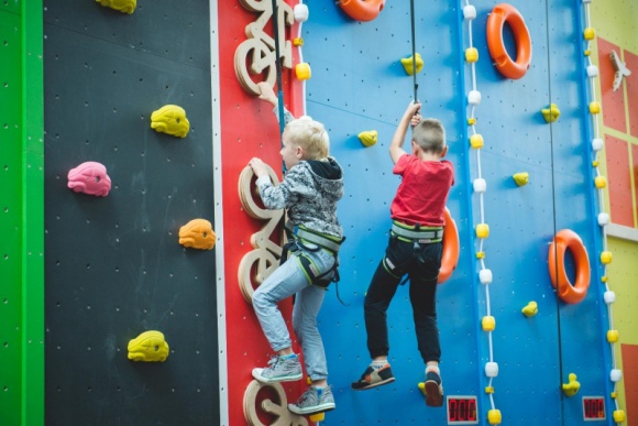 W centrum można się już wspinać Styl życia, LIFESTYLE - Wspinaczka w centrum Bytomia? W Agorze Bytom otwarto nietypową ściankę wspinaczkową City Climb. Goście multigalerii mogą wspinać się po 8-metrowym obiekcie pod okiem profesjonalnego instruktora.
