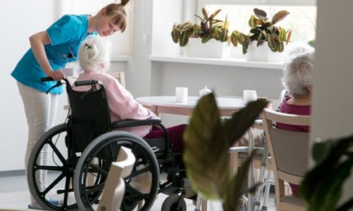 Jest popyt na profesjonalną opiekę dla seniorów