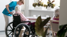 Jest popyt na profesjonalną opiekę dla seniorów Styl życia, LIFESTYLE - Już 80 seniorów mieszka w Angel Care, centrum seniora we Wrocławiu, 30 kolejnych miejsc jest zarezerwowanych. Ośrodek podsumowuje pierwsze trzy miesiące działania. Okazuje się, że polskich seniorów stać na wysoki standard opieki, oparty na zachodnich wzorcach.
