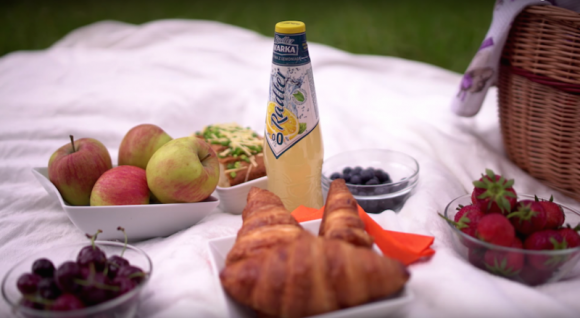 Wakacyjne patenty - nie tylko na wakacje Styl życia, LIFESTYLE - ?Wakacyjne patenty? Sprytnych Babek ? film prezentujący pomysły na lato z Warką Radler 0,0% - pomoże przedłużyć czas wakacyjnej beztroski. Film, w którym bezalkoholowa Warka Radler inspiruje do relaksu i aktywnego wypoczynku, ma już ponad 570 tysięcy wyświetleń na YouTube.