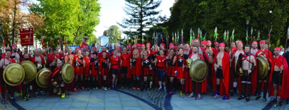 Spartanie biegają z OSHEE Styl życia, LIFESTYLE - W miniony weekend Fundacja Spartanie Dzieciom wzięła udział w kolejnym maratonie ? 100 biegaczy, przebranych w stroje Spartan, pobiegło by pomóc chorym dzieciom. Dołączyła do nich także marka OSHEE, która przekazała uczestnikom m.in. napoje specjalnie dedykowane biegaczom.