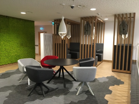 Antresola ? nowe miejsce spotkań w Wola Parku Styl życia, LIFESTYLE - 21 września w Wola Parku otworzyła się Antresola ? nowa przestrzeń do pracy i wypoczynku. Została przygotowana w taki sposób, by pełnić rolę zarówno punktu gastronomicznego, jak również strefy rozrywkowej i coworkingowej.