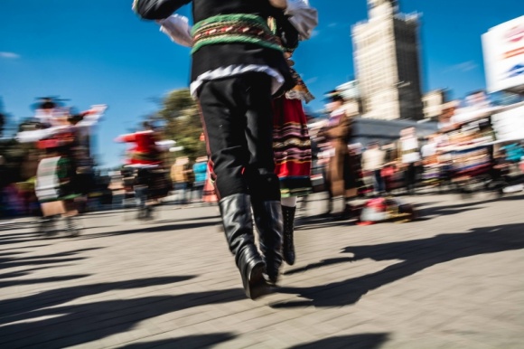 Wytnij hołubca - czy pobiją rekord? Styl życia, LIFESTYLE - Już w niedzielne popołudnie młodzi mieszkańcy naszego regionu będą bić w Galerii Sfera rekord w wycinaniu tradycyjnych hołubców. Wydarzenie ma promować miłość do kultury ludowej
