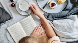 Śniadanie do łóżka Styl życia, LIFESTYLE - Zapach aromatycznej kawy potrafi szybko postawić na nogi nawet największych miłośników późnych pobudek. A gdyby tak w jesienne, chłodne dni zostać w łóżku dłużej, przenosząc do niego filiżankę ulubionej kawy i pyszne śniadanie?
