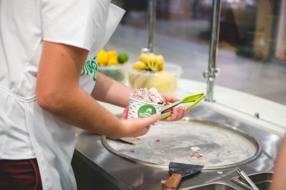 Lody tajskie na bytomskich językach Styl życia, LIFESTYLE - Takiego specjału jak dotąd nikt w Bytomiu nie serwował. Lokalny przedsiębiorca postanowił, że spróbuje swoich sił w przyrządzaniu lodów metodą tajską ? tak zwanych rollsów. Lodziarnię Mr Rolls można znaleźć w Agorze Bytom.