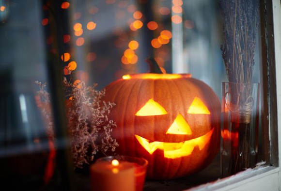 Halloween. Wersja dla ciekawych (i głodnych) Styl życia, LIFESTYLE - Polska: Zaduszki jak co roku. Wieczorem, w przeddzień Święta Zmarłych po ulicach snują się w grupach strzygi, duchy i kościotrupy. Do domów pukają kostuchy proszące o datki w postaci cukierków.
