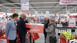 Głosowanie w akcji charytatywnej MEDIA MARKT zakończone Styl życia, LIFESTYLE - 8 000 złotych dla Szpitala Miejskiego w Żorach Zakończyło się głosowanie w akcji charytatywnej zorganizowanej przez Media Markt w Żorach. Decyzją mieszkańców miasta, sprzęt o wartości 8 000 złotych otrzyma Szpital Miejski ? Oddział Pediatryczny.