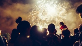 Sylwester w Jeleniej Górze? Tylko na Rynku! Styl życia, LIFESTYLE - Koncert zespołu Poparzeni Kawą Trzy, widowiskowe fajerwerki, tysiące uczestników. Przywitaj Nowy Rok z Nowym Rynkiem na największej imprezie w Jeleniej Górze. Początek o godz. 22.00 na Placu Ratuszowym. Wstęp wolny.
