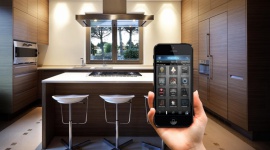 Smart home już na każdą kieszeń. Dewelopera i klienta Styl życia, LIFESTYLE - Stać nas na inteligentne mieszkania? Systemy smart home w podstawowej wersji kosztują już mniej więcej tyle, ile nowy telewizor ze średniej półki. Polacy mogą i chętnie unowocześniają swoje domy, a wielu kupuje już mieszkania z takim wyposażeniem w standardzie.
