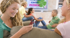 Polacy chętnie pomagają, także przez SMS Styl życia, LIFESTYLE - Badania CBOS z 2016 roku potwierdzają, że aż 78% Polaków pomogło potrzebującym. Jednym z szybkich i łatwych sposobów na niesienie pomocy jest np. skorzystanie z usługi SMS Premium.