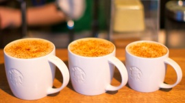 Creamy Caramel Latte ? na słodki początek roku! Styl życia, LIFESTYLE - Miłośnicy karmelu mają powody do radości! Od teraz w ofercie Starbucks znajdą pyszną Creamy Caramel Latte. Kawa dostępna jest w kawiarniach w całej Polsce aż do 6 marca!*