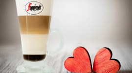 Pierwsza randka? Przy wspólnej kawie! Styl życia, LIFESTYLE - Spoglądając w kalendarz, można odnieść wrażenie, że zima sprzyja poszukiwaniu drugiej połówki. Styczniowy Dzień Ukrytej Miłości i obchodzone w lutym Walentynki to doskonały czas, by zaprosić swoją sympatię na pierwszą randkę. Gdzie? Oczywiście na kawę!