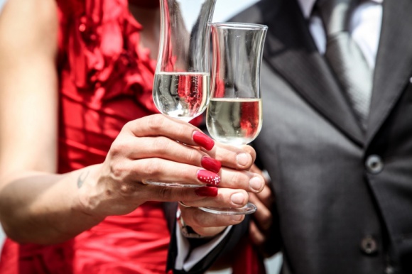 Jakie buty dla gościa na wesele? Styl życia, LIFESTYLE - Twoja przyjaciółka wychodzi za mąż? A może jesteś mamą panny młodej? Bez względu na to, w jakiej roli pojawisz się na weselu, zadbaj o odpowiednią kreację i wygodne buty. Twój uśmiech może być nieco wymuszony, jeśli Twoje stopy będą cierpiały katusze.