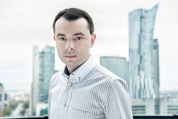 Jak wygląda dzień zarządzającego funduszem inwestycyjnym? Styl życia, LIFESTYLE - Zarządzający funduszem inwestycyjnym inwestuje nie tylko pieniądze swoich klientów, ale często również swoje. Czy zastanawiałeś się kiedyś, kto decyduje o losie Twoich pieniędzy wpłaconych do funduszu?