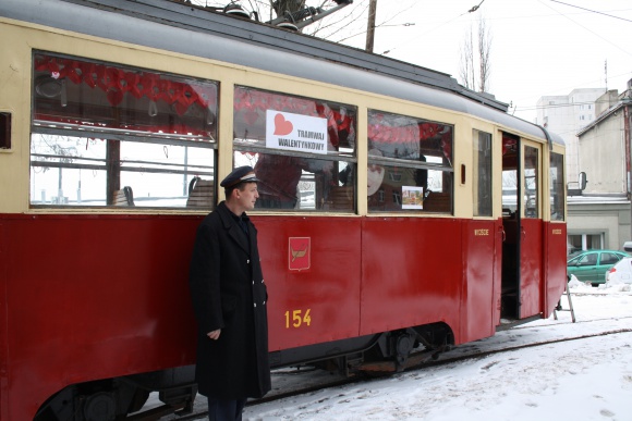 Walentynkowym tramwajem do Portu Łódź Styl życia, LIFESTYLE - W Dzień Zakochanych do Portu Łódź będzie można przyjechać niezwykłym walentynkowym tramwajem. Zorganizowana atrakcja to wspólna inicjatywa MPK, Teatru Muzycznego oraz Portu Łódź.