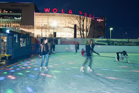Lodowisko w Wola Parku idealne na ferie Styl życia, LIFESTYLE - Ferie zimowe zbliżają się wielkimi krokami! Wola Park zaprasza mieszkańców Warszawy na plenerowe lodowisko. Przed Centrum w okolicach fontanny czeka na nich aż 400 mkw. lodowej tafli, nastrojowe oświetlenie i muzyczny akompaniament.