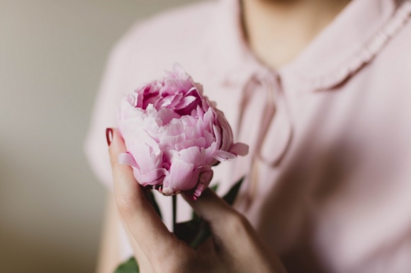 8 postanowień na 8 marca Styl życia, LIFESTYLE - Z okazji najbardziej kobiecego święta w roku ? Dnia Kobiet ? proponujemy, żebyś raz jeszcze, tym razem na spokojnie i bez akompaniamentu sylwestrowych fajerwerków, zastanowiła się nad tym, czego naprawdę potrzebujesz. Podsuwamy 8 pomysłów na wiosenne zmiany.