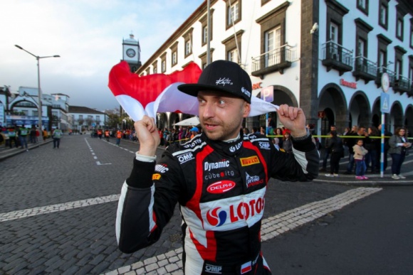 10 rad dla kobiet od Rajdowego Mistrza Europy Kajetana Kajetanowicza Styl życia, LIFESTYLE - Fachowa nomenklatura używana w poradnikach dla kierowców często odstrasza kobiety od lektury. Z tego powodu Kajetan Kajetanowicz przygotował dla płci pięknej spis 10 porad, napisanych prostym i przystępnym językiem, które pomogą, każdej Pani dojechać zawsze bezpiecznie do celu.