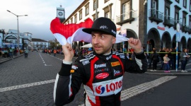 10 rad dla kobiet od Rajdowego Mistrza Europy Kajetana Kajetanowicza Styl życia, LIFESTYLE - Fachowa nomenklatura używana w poradnikach dla kierowców często odstrasza kobiety od lektury. Z tego powodu Kajetan Kajetanowicz przygotował dla płci pięknej spis 10 porad, napisanych prostym i przystępnym językiem, które pomogą, każdej Pani dojechać zawsze bezpiecznie do celu.