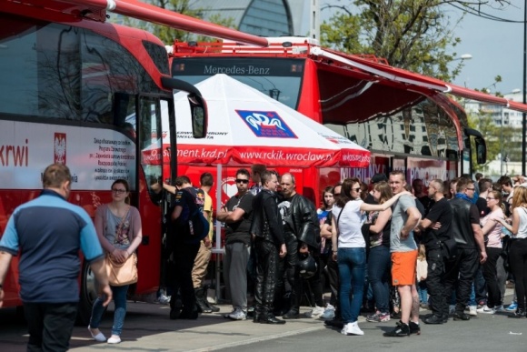 Motocykliści zachęcą do pomagania. Padnie rekord? Styl życia, LIFESTYLE - Wielka parada, legendarne pojazdy, pokazy ratownictwa medycznego, koncerty ? to tylko kilka atrakcji, które zaplanowano na MotoKroplę w Magnolia Park. W ramach inauguracji sezonu motocyklowego miłośnicy jednośladów będą zachęcali do pomagania innym. Wstęp wolny.