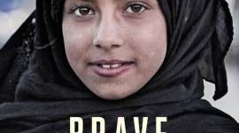 12-letnia dziewczynka z Syrii twarzą Brave Kids 2017 Styl życia, LIFESTYLE - Ma dopiero 12 lat, a już przeżyła wiele chwil, których nigdy nie powinna doświadczyć. Tahani, dziewczynka z Syrii jest twarzą tegorocznej edycji niezwykłego projektu Brave Kids. Jest przykładem siły i wrażliwości, jakie posiada w sobie każdy mały człowiek na świecie.